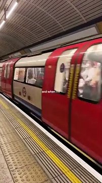 Un homme masse les pieds de sa compagne dans le métro, les passagers choqués