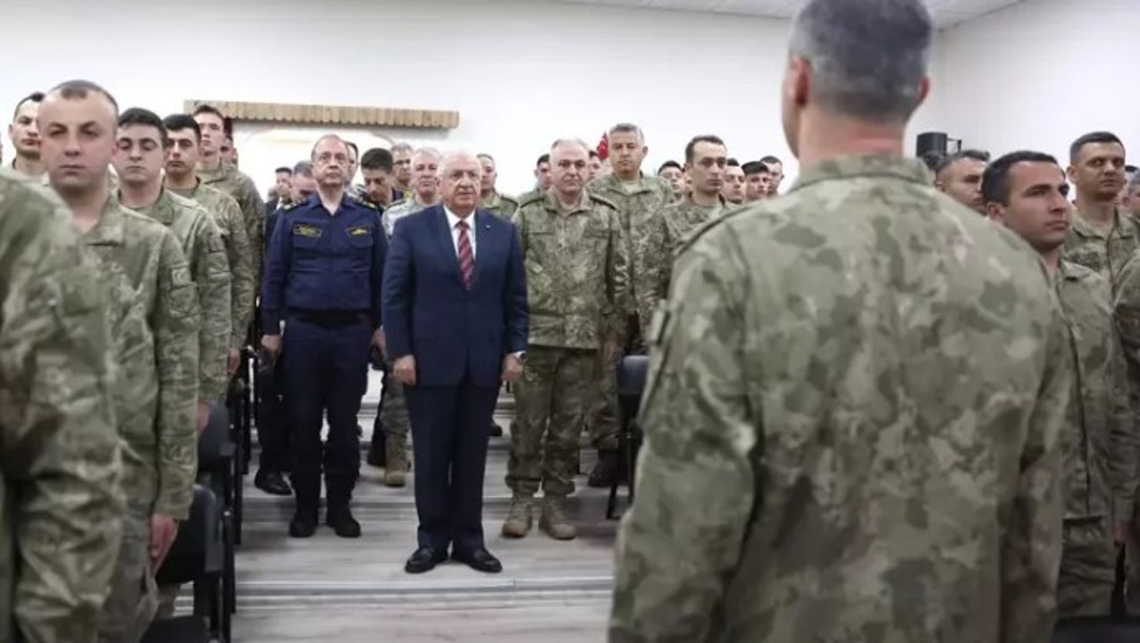 Milli Savunma Bakanı Yaşar Güler, Mehmetçik ile bir araya geldi