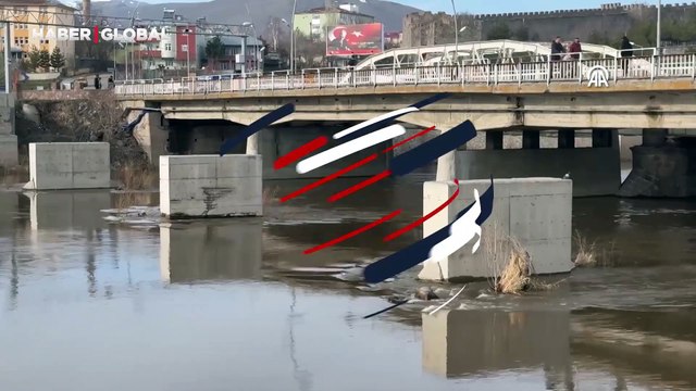 Eriyen kar birikintileri ve sağanak dereyi taşırdı