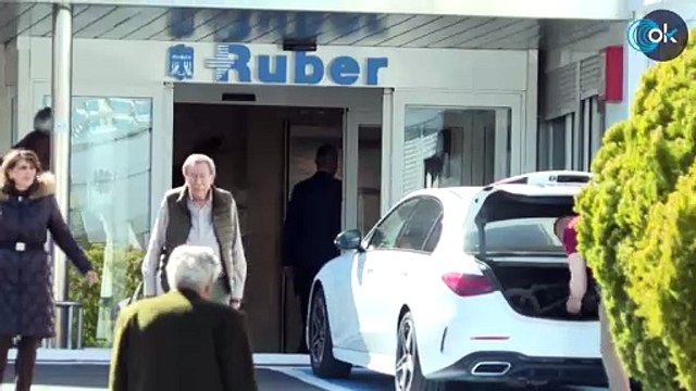 Imágenes exclusivas de la visita del Rey Felipe VI a su madre, la Reina Sofía, en el hospital