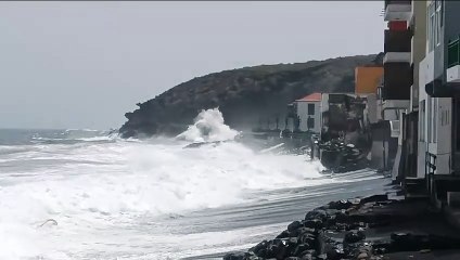 Todo por una foto: turistas se saltan el precinto en Candelaria pese al peligroso estado del mar