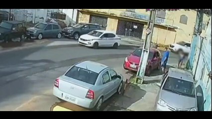 Mulher tem bolsa arrancada por assaltante em Salvador