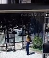 Dupla assalta mulher que saía de casa na Praça Ana Lúcia Magalhães, em Salvador