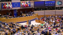 Bronca y protestas en el Europarlamento: aprobada la propuesta que pide identificar a los inmigrantes ilegales