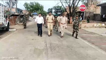 Flag march in market, so that voters are ready to vote without fear