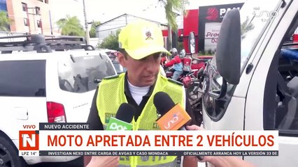 Moto queda apretada entre dos vehículos