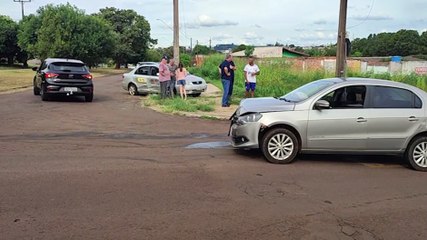 Carro de aplicativo se envolve em acidente com Voyage no Brasília
