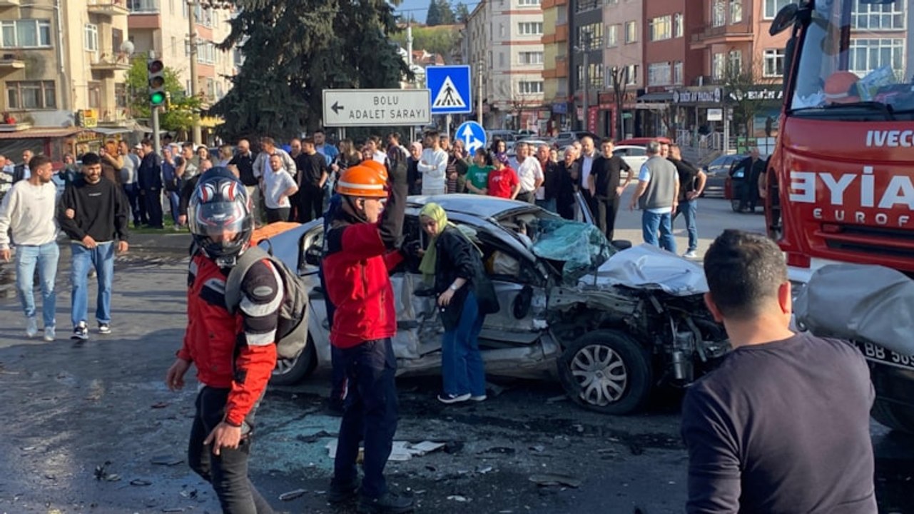 Yolcu otobüsüne çarpan otomobildeki 2 kişi öldü, 1 kişi yaralandı