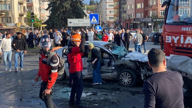 Yolcu otobüsüne çarpan otomobildeki 2 kişi öldü, 1 kişi yaralandı