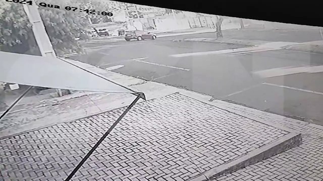 Câmera flagra acidente que deixou motociclista ferido na Rua Olindo Periolo
