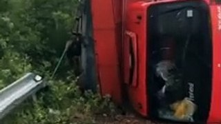 Perigo nas Alturas: Incidente com Caminhão Carregado na Serra do Teixeira