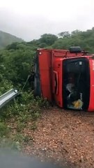 Perigo nas Alturas: Incidente com Caminhão Carregado na Serra do Teixeira"