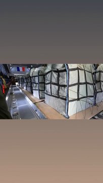 #Fret #Humanitaire à #Gaza Une nouvelle opération de livraison par air de fret humanitaire de 10T s'est déroulé, le 10 avril, à bord d'un A400M français.Crédits: État-major des armées