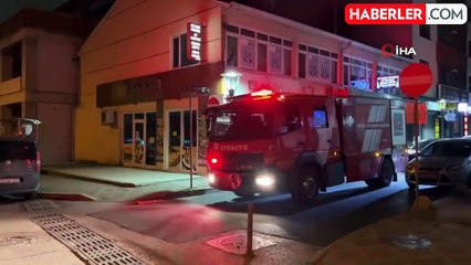 İş merkezindeki metruk daire alevlere teslim oldu, 2 kişi can havliyle dışarıya çıktı