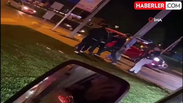 Kavşağı boks ringine çevirdiler: O anlar kamerada