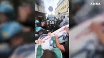 Napoli, scontri manifestanti-polizia alla protesta contro la Nato