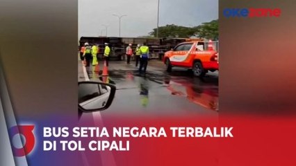 Bus Setia Negara Jurusan Lebak Bulus-Kuningan Terbalik di Tol Cipali