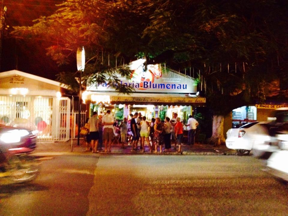 Histórica casa da Pastelaria Blumenau é demolida no centro de Balneário Piçarras