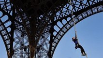 밧줄로 에펠탑 100ｍ 오른 프랑스 여성...로프 클라이밍 세계기록 / YTN