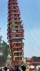 Hindistan'da 120 metrelik tapınak arabası devrildi