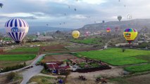 Balon turuna katılan turistler Kapadokya’yı kuşbakışı seyrettiler