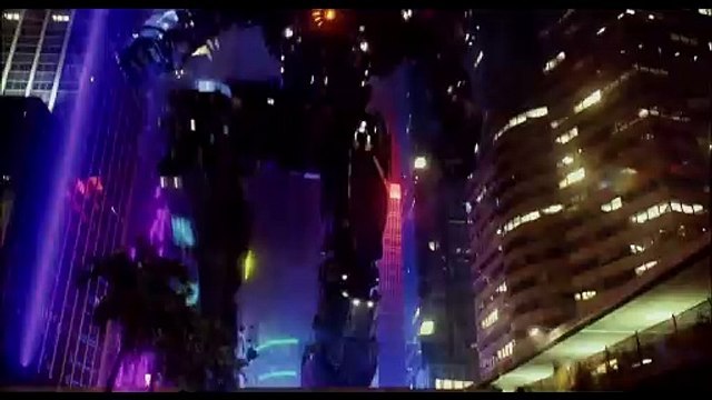 La bande-annonce de Pacific Rim / Le film a eu droit à une suite grâce au marché chinois, mais le deuxième volet a floppé malgré la présence d'une star de Star Wars...