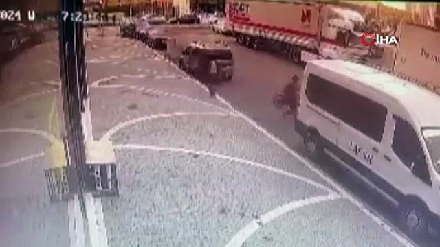 Beylikdüzü'nde bayram namazını fırsat bilen hırsızlar kamerada: Bisiklet ve akülü araba çaldılar