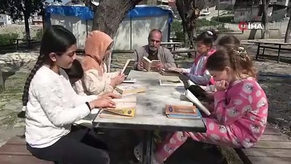 Muhtar Kumlu, çocuklara okuma alışkanlığı kazandırmak için parkta etkinlik düzenliyor