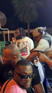 Burna Boy et son ex Stefflon Don repérés dans une boîte de nuit de Lagos (VIDEO)
