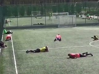 Scoppia una bomba in Ucraina, i giocatori si buttano a terra