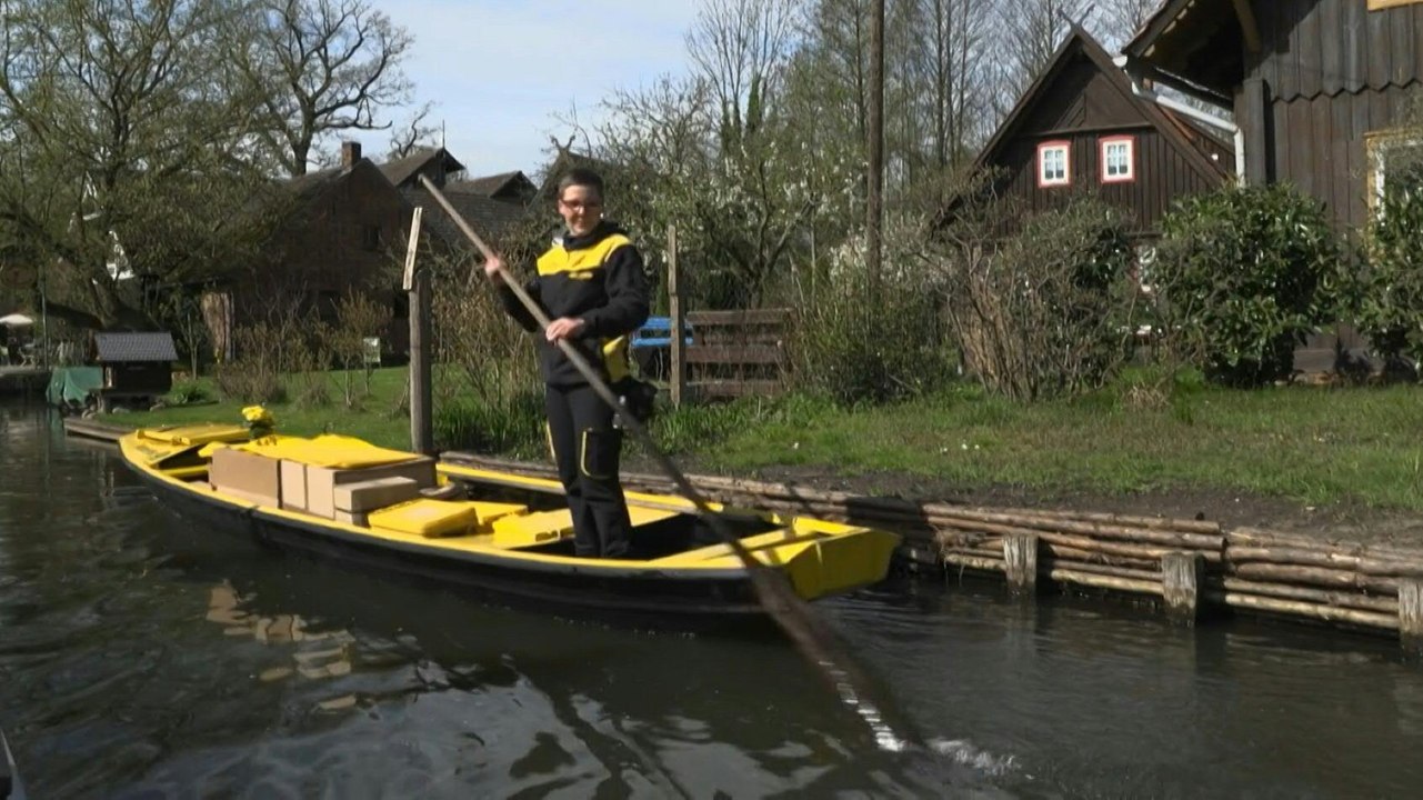 Unterwegs mit Deutschlands einziger Postkahnzustellerin