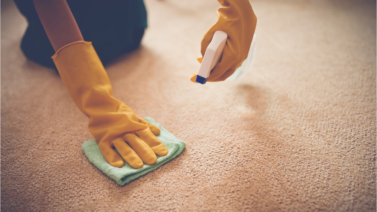 Gegen Flecken: Teppich mit Salz reinigen