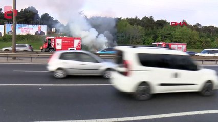 Video herunterladen: Hafif ticari araç alev alev yandı