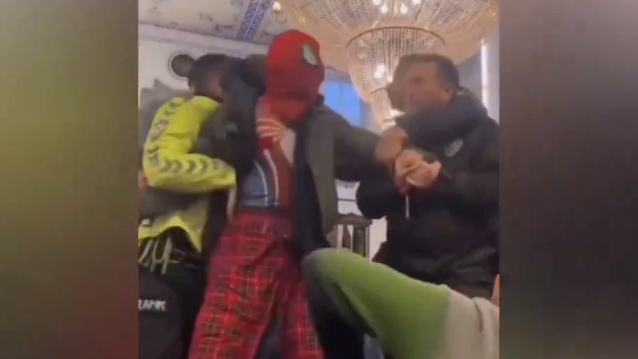 'Örümcek Adam'a camide ters kelepçe: Şu an yürüyemiyorum