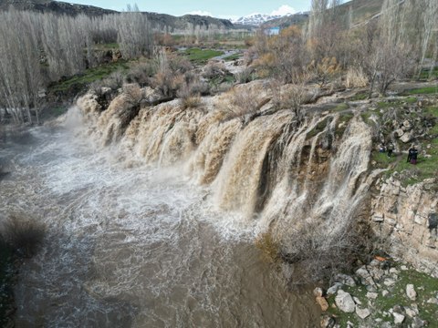 Muradiye Şelalesi karların erimesiyle birlikte coştu