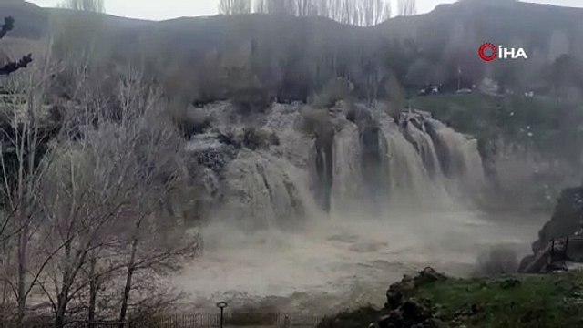 Muradiye Şelalesi ilkbaharda coştu