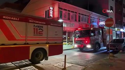 İş merkezindeki metruk daire alevlere teslim oldu, 2 kişi can havliyle dışarıya çıktı