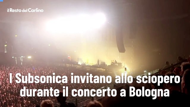 I Subsonica invitano allo sciopero durante il concerto a Bologna: il video