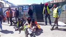 La protesta degli operai davanti al cantiere di via Mariti