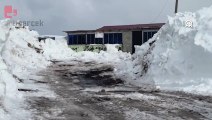 Yayla evleri ilkbaharda kara gömüldü