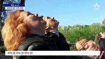 “암 투병 어머니 위해”…밧줄로 에펠탑 110m 올라