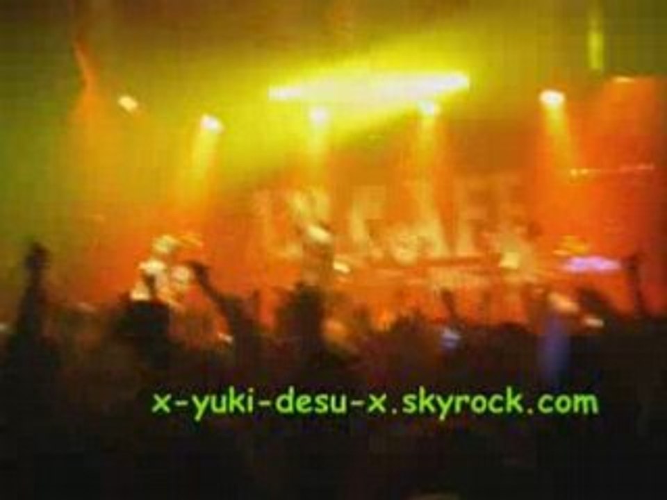 An Cafe in Paris: Tekesuta kousen + snow scene