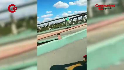 2 otomobil yarış yaptı olan motorcuya oldu: Motosiklet kullanımında ekipmanın önemi bir kez daha görüldü: İşte o video...