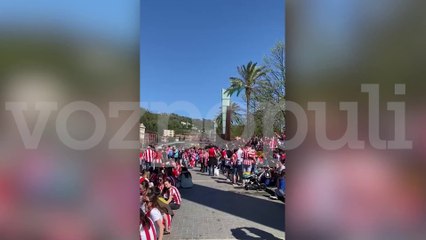 Ambiente festivo entre los aficionados del Athletic Club a la espera de que salga la gabarra