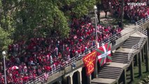 Miles de aficionados del Athletic de Bilbao aguardan horas antes la llegada de la gabarra