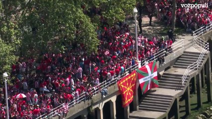 Miles de aficionados del Athletic de Bilbao aguardan horas antes la llegada de la gabarra