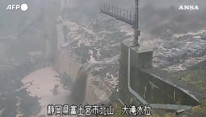 Cascata di detriti dal Monte Fuji in Giappone