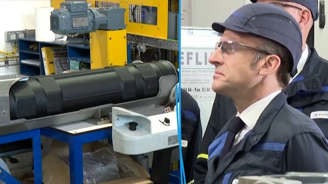 « Économie de guerre » : Emmanuel Macron pose la première pierre d'une usine de poudre pour obus