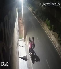 तीन लुटेरों से अकेली भिड़ी मर्दानी... कोई नहीं आया मदद को