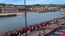Miles de personas festejan la Copa del Rey del Athletic al paso de la Gabarra con los jugadores